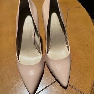 Sleek Beige Women's Heels
Some shedding inside the shoe. EUC
***No Box***